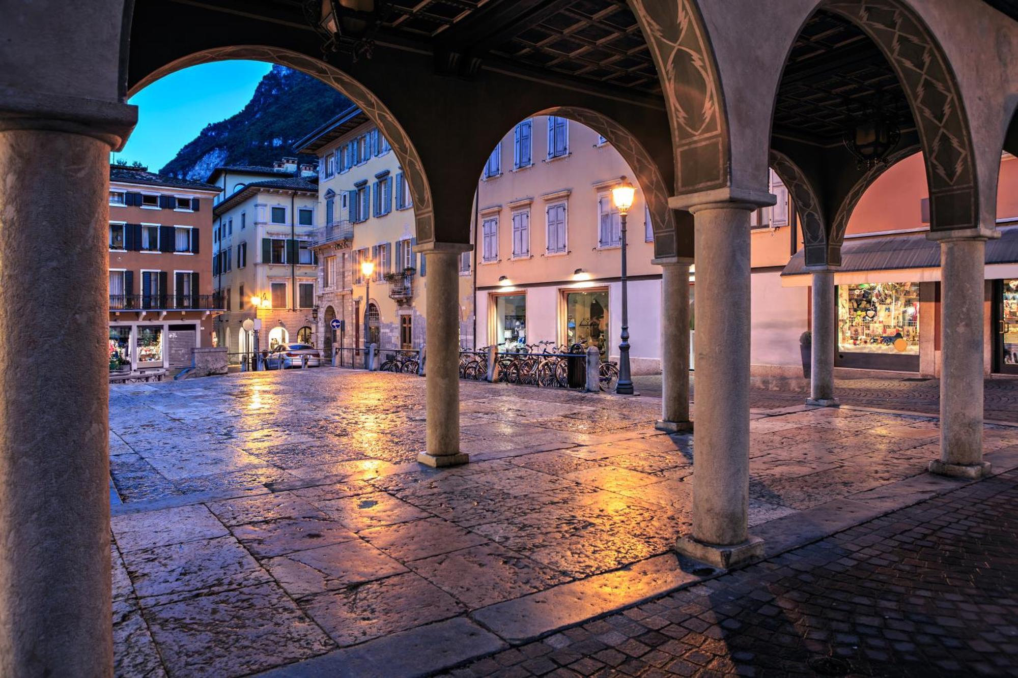 Nido Sui Tetti Di Riva Del Garda - Happy Rentals Ngoại thất bức ảnh